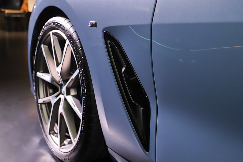 フロントタイヤ後方にはエアベンダーを設定