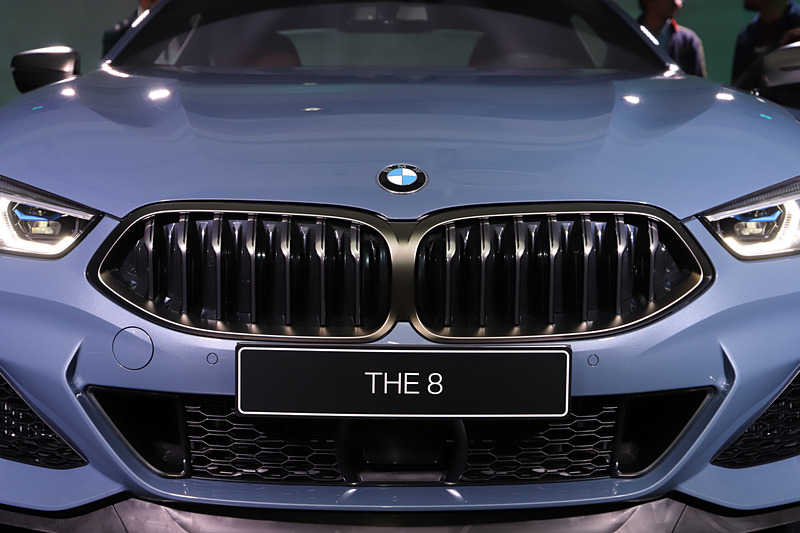 頂点が下方にある新しい意匠のキドニーグリル