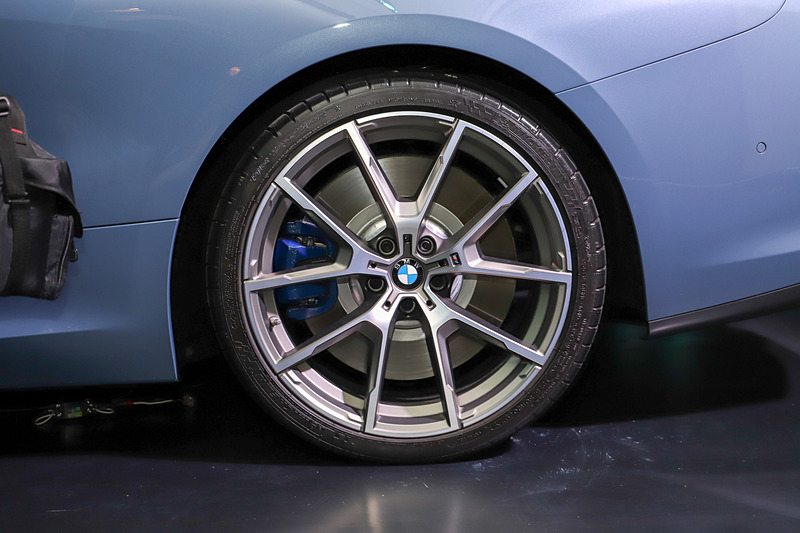 タイヤは専用設計のミシュラン製「パイロット スーパー スポーツ」を装着し、タイヤサイズは前後異型で、フロントは245/35 R20、リアは275/30 R20