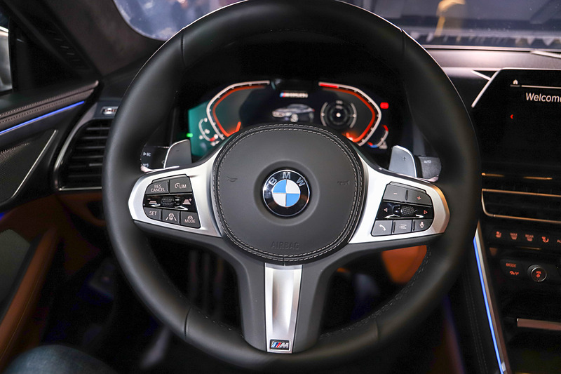 パドルシフト付きのマルチファンクション Mスポーツ・レザー・ステアリングホイールを装着