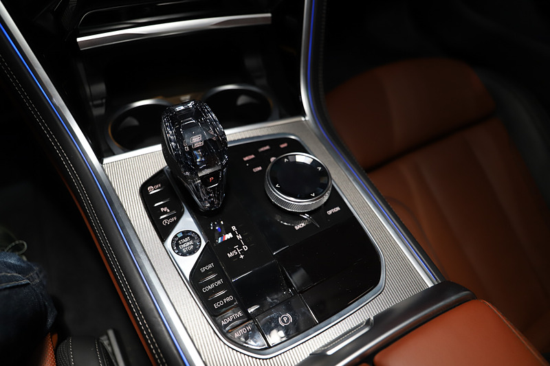 透明度が高いクリスタルで作られた「クラフテッド・クリスタル・フィニッシュ」を用いたシフトノブは、中央に数字の「8」が浮かび上がる