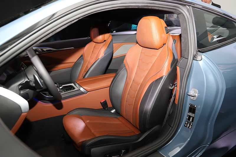 撮影車は「BMWインディビジュアル エクステンド・レザー・メリノ（バイカラー）」のシートを装着