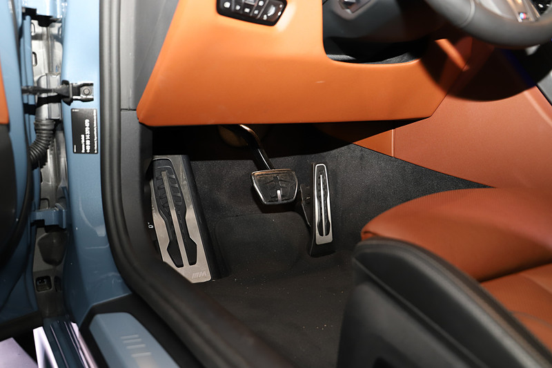 アクセルペダルはオルガン式