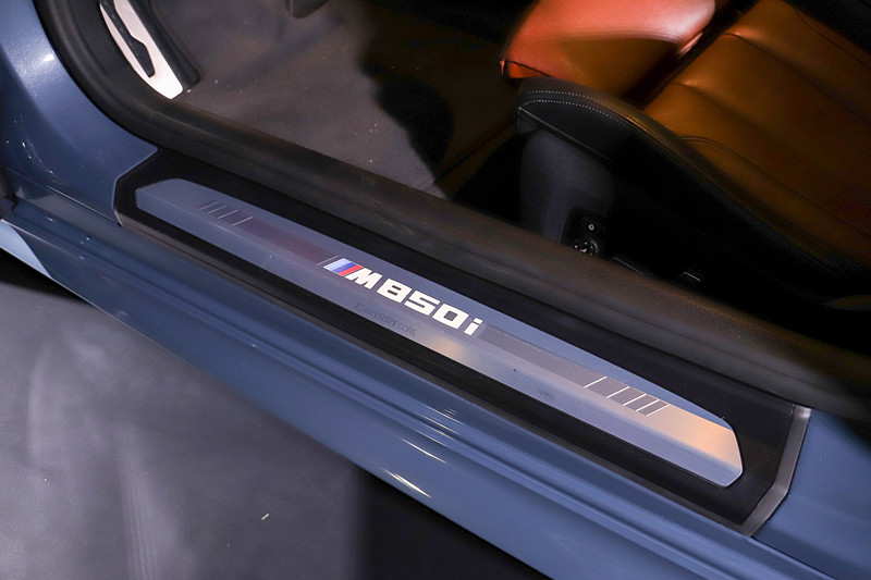 ドアシルプレートは「M850i」のロゴ入り