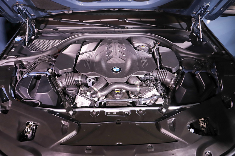 新開発のV型8気筒DOHC 4.4リッターツインパワーターボエンジンは、先代エンジンから50kW/68PS出力が向上され、最高出力390kW（530PS）/5500-6000rpm（欧州値）、最大トルク750Nm（76.5kgfm）/1800-4600rpmを発生