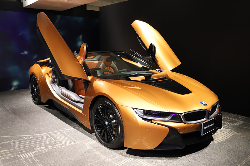新型ラグジュアリークーペ「8シリーズ クーペ」の発表会で展示されていた「i8 ロードスター」