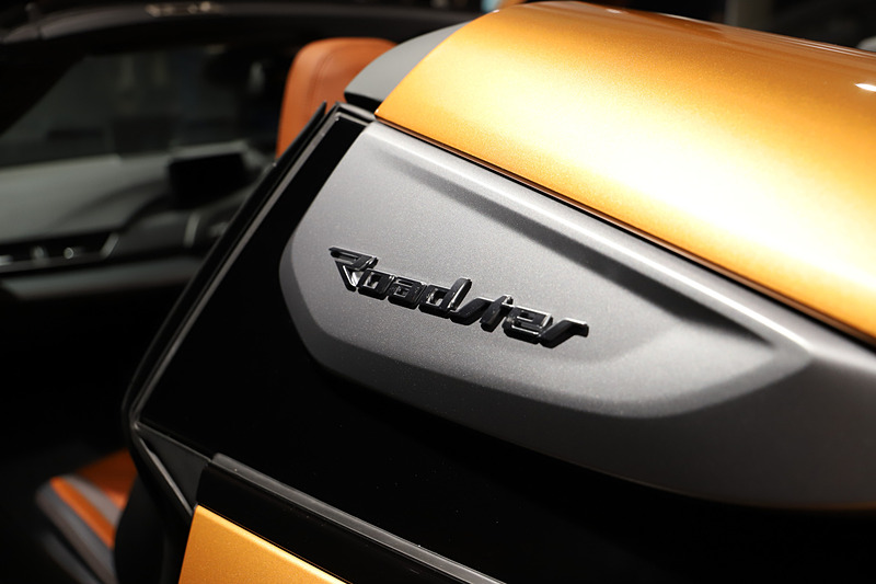 「Roadster」のロゴを装着