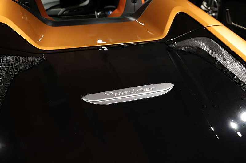 「Roadster」のロゴを装着