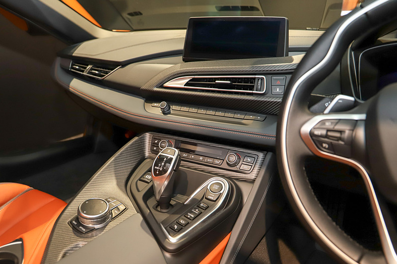 i8 ロードスターのインテリア
