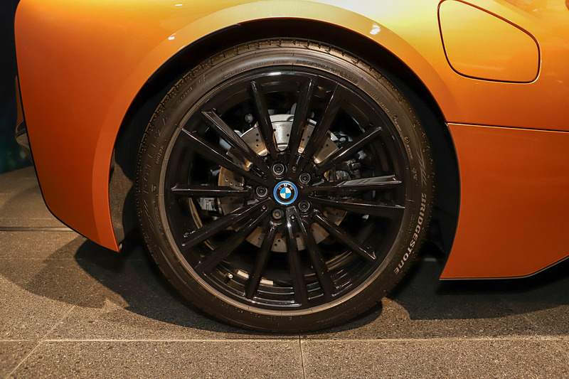 タイヤサイズはフロント（右）が195/50 R20、リア（左）が215/45 R20の異径タイプ