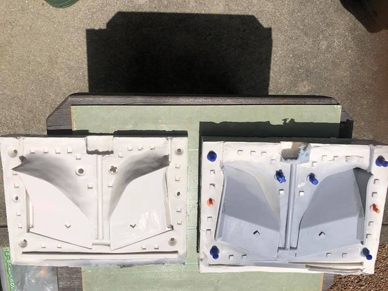 8月。シリコーン型を作成して2液混合レジンを流し込み、フロントウイングを成形する