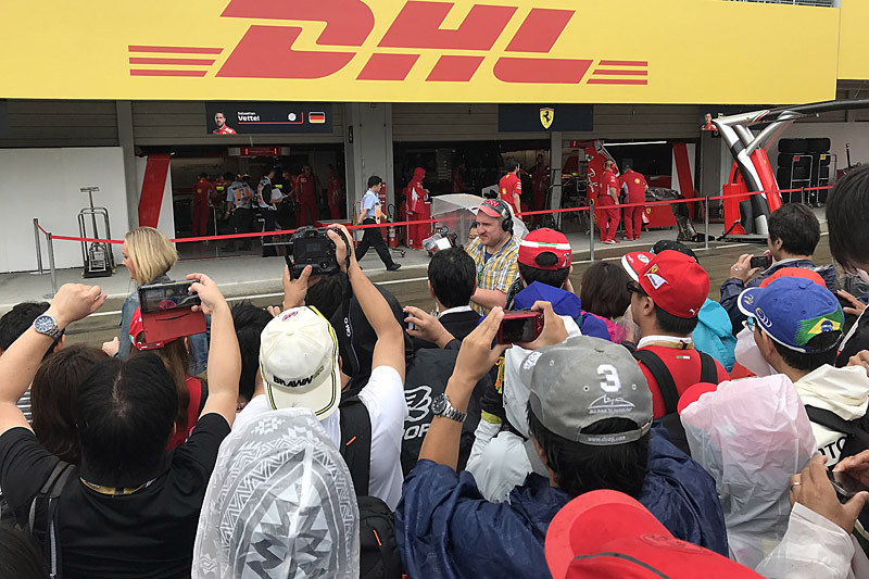 フェラーリは人垣が凄く、近付くことが困難。渡すだけで精一杯だった