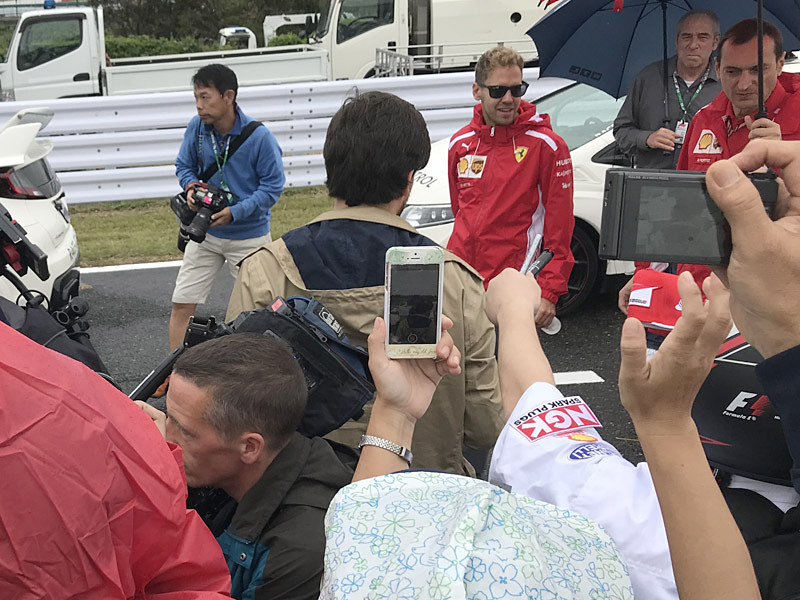 突然何かに反応して視線を送るベッテル選手