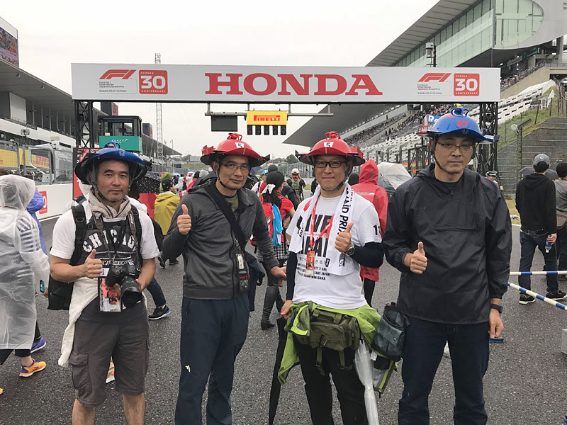 30回記念＆冠スポンサーのホンダロゴをバックに記念撮影。右側から森本さん、矢吹さんとそのF1仲間