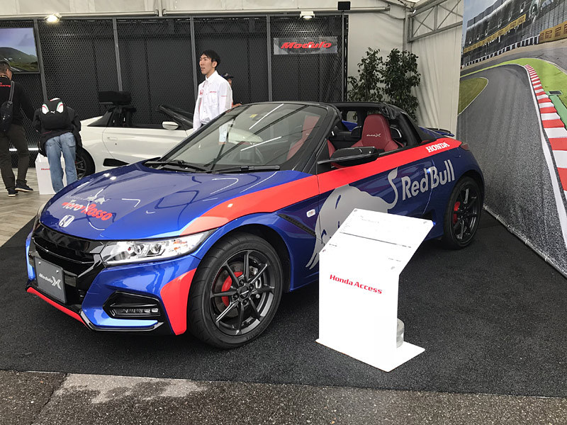 ホンダアクセスのブースに展示されていたトロロッソ仕様の「S660 Modulo X」。かっこいい