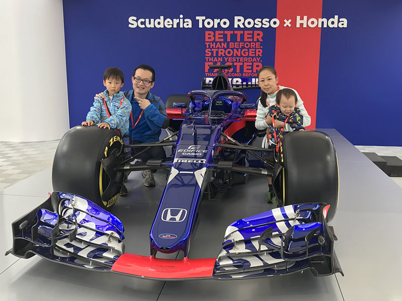 トロロッソ・ホンダのマシンと記念撮影ができる