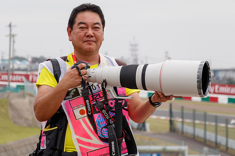 EF600mm F4L IS III USM＋筆者＋F1日本グランプリの図。フード先端の養生テープがイマイチだが、こんな高級レンズを持つことは2度とないかもしれないので、この写真を遺影にしようかと思っている（撮影：デジタルカメラマガジン副編集長 上田大輔 以下同）