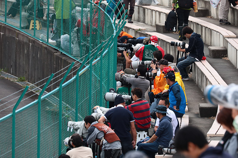 2017年のF1グランプリ。FP1の逆バンク最下段はカメラホールのない場所もカメラマンがぎっしり