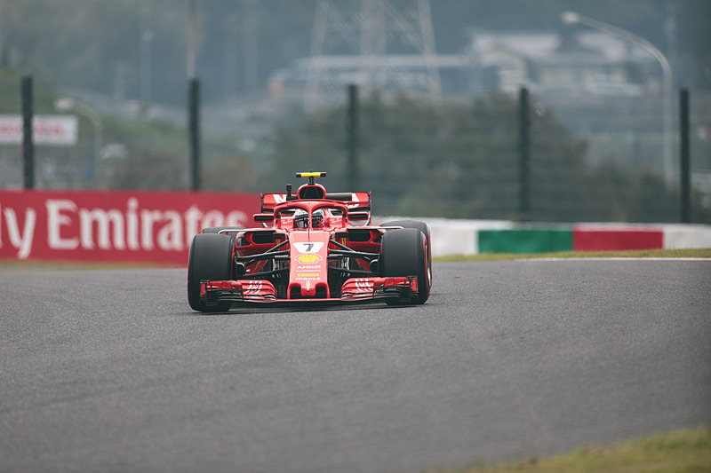 チョットだけ撮った中からのライコネン選手。金網2枚越しなのでコントラストが低めで、うっすら金網の写り込みもある