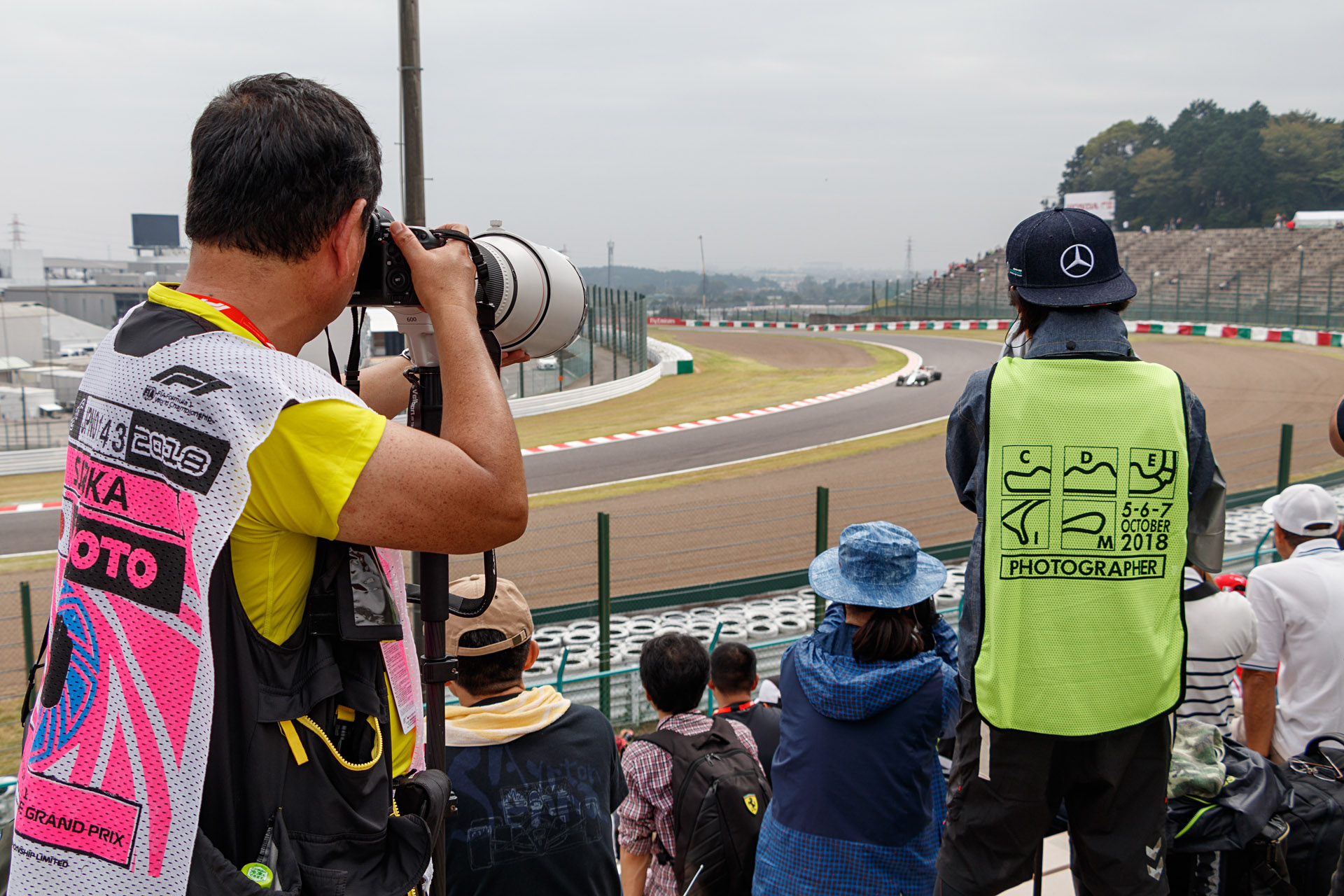 カメラマンエリアの空いている場所で撮影。ここが空いている理由は、目の前の電柱が邪魔だから