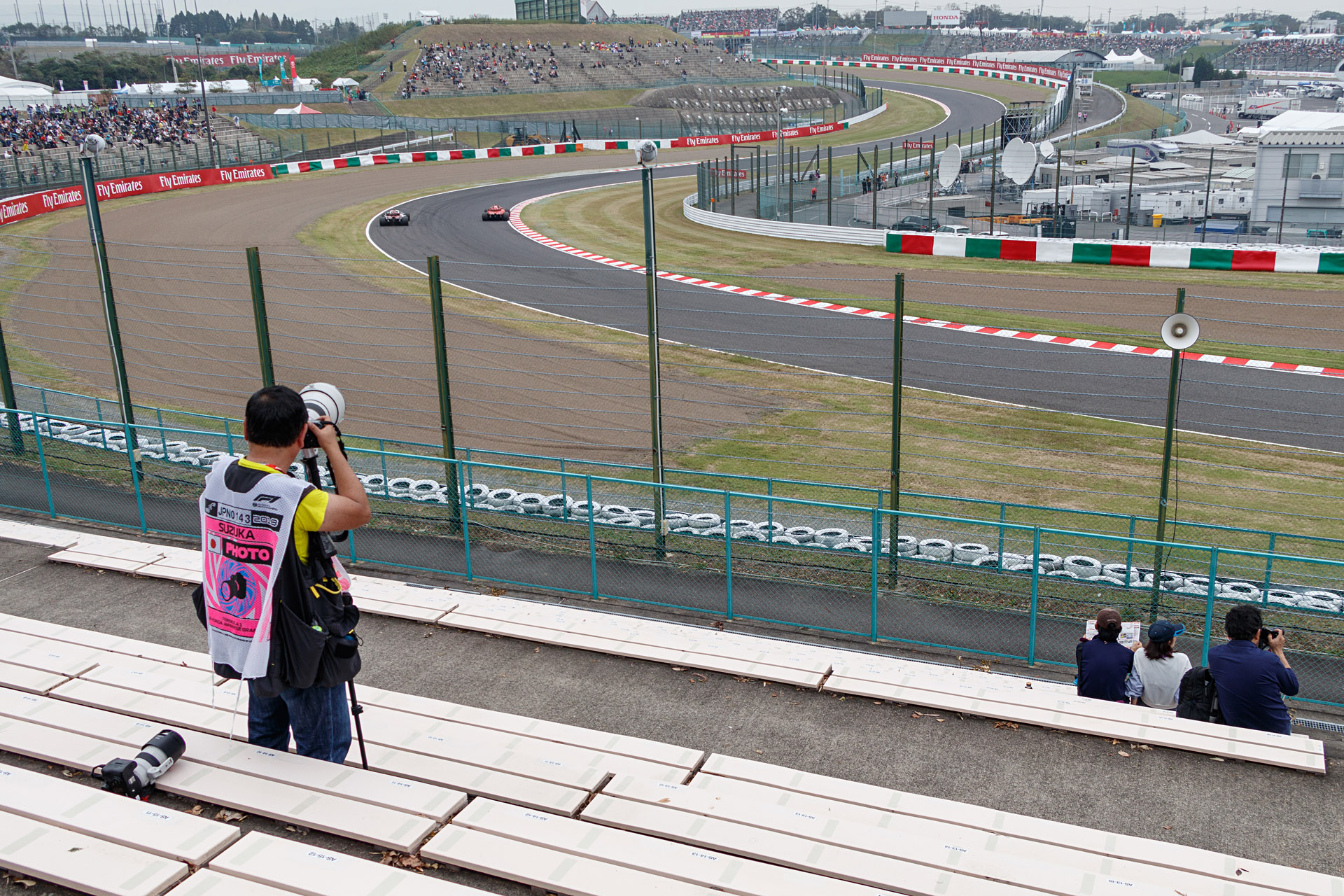 逆バンクからS字に移動する途中、周囲で誰も撮っていないポイントでコーナーを立ち上がるマシンを斜め後ろから撮影