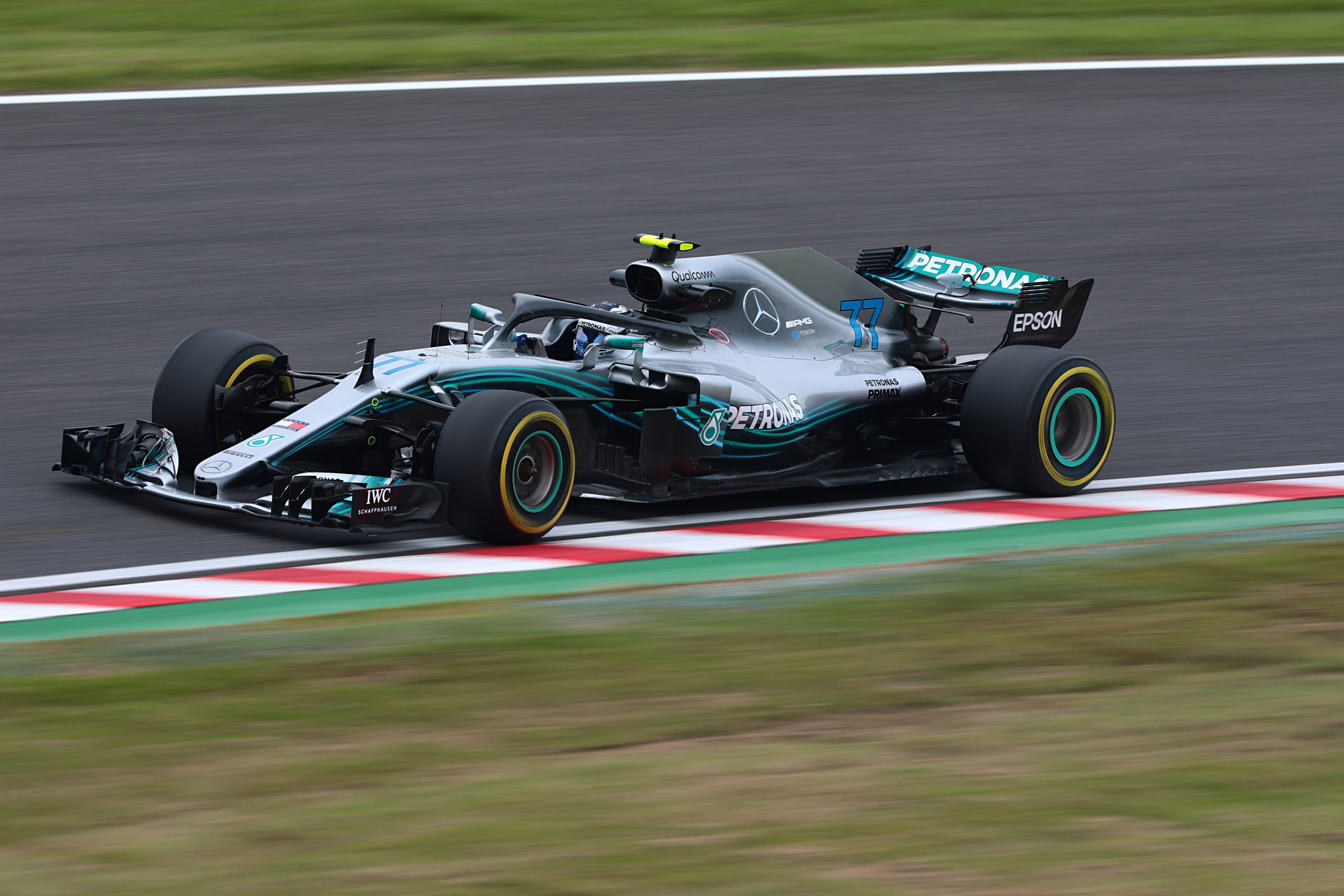 S字に進入するマシンをシャッター速度1/125秒で流し撮り