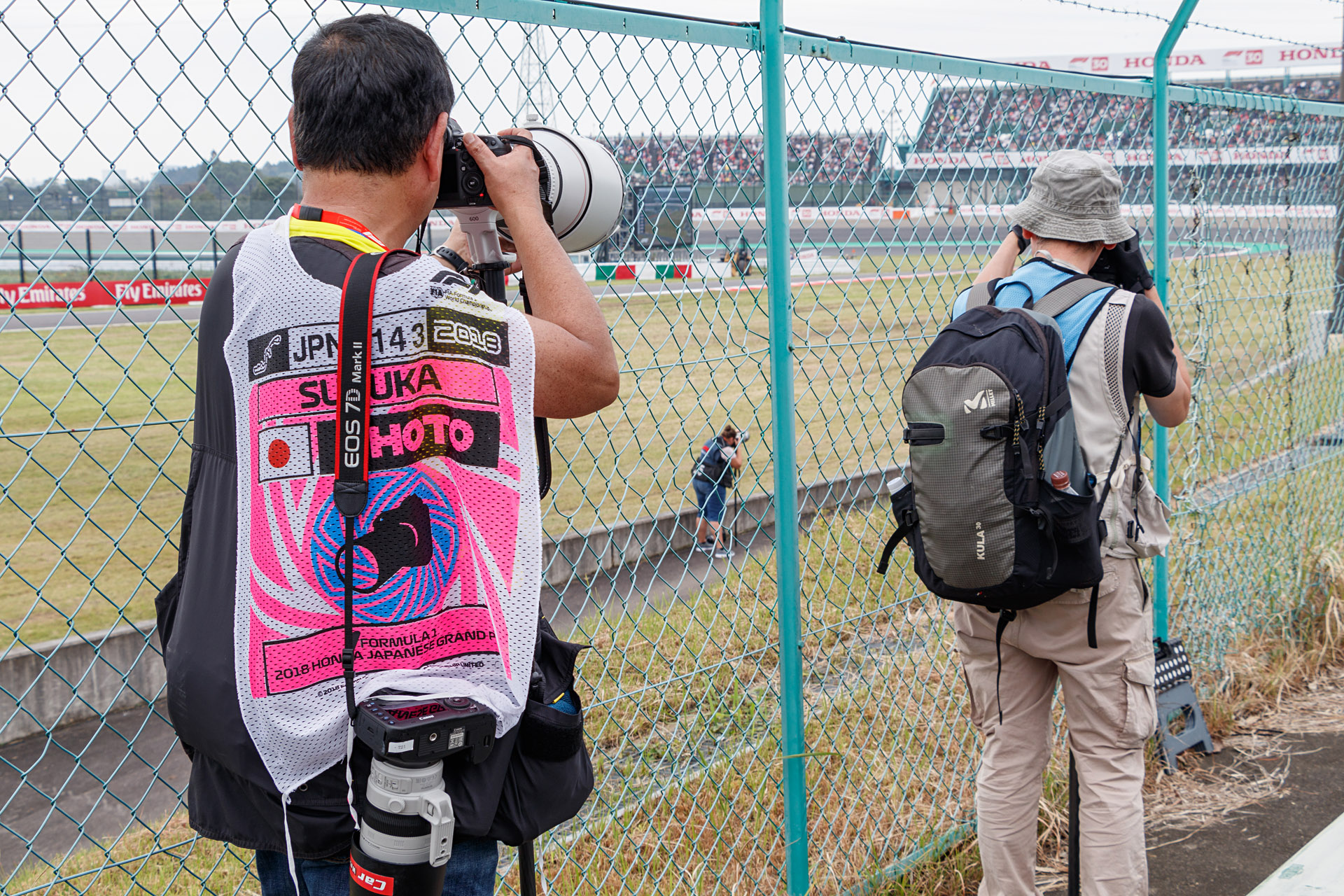 C席スタンド最下段、S字よりから金網越しに撮影