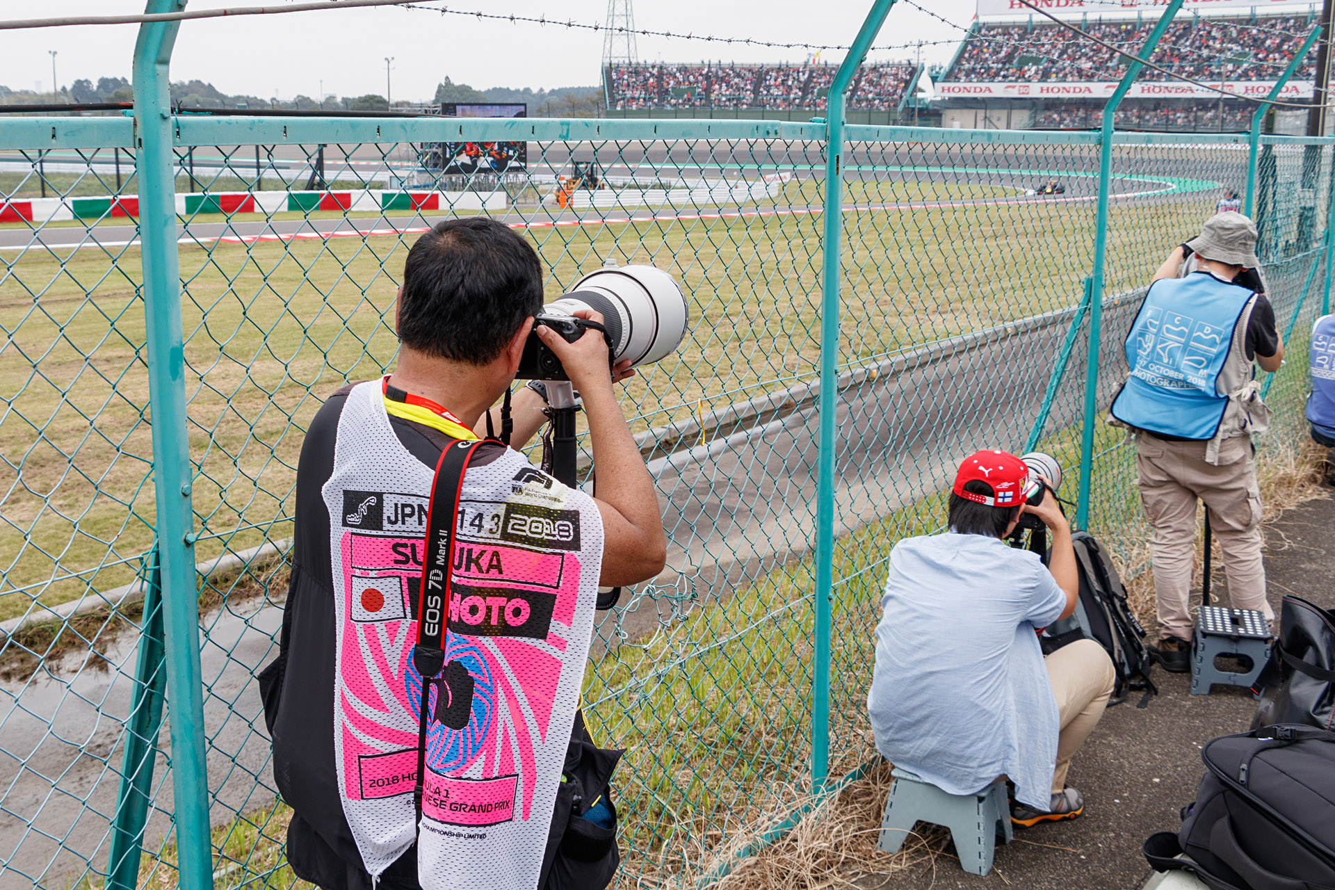 C席スタンド最下段、やや2コーナー寄りから金網越しに撮影