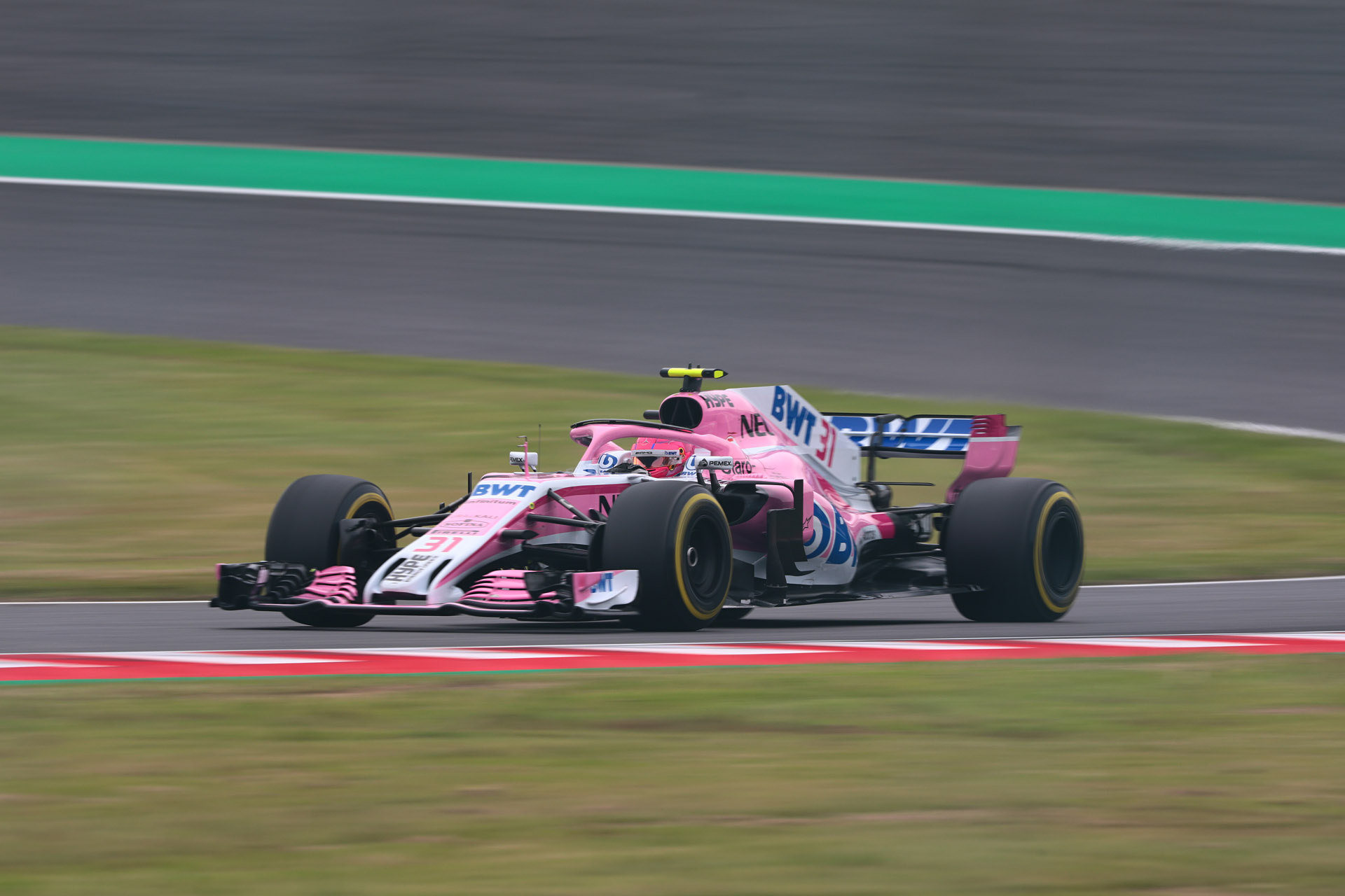 シャッター速度1/80秒で流し撮り