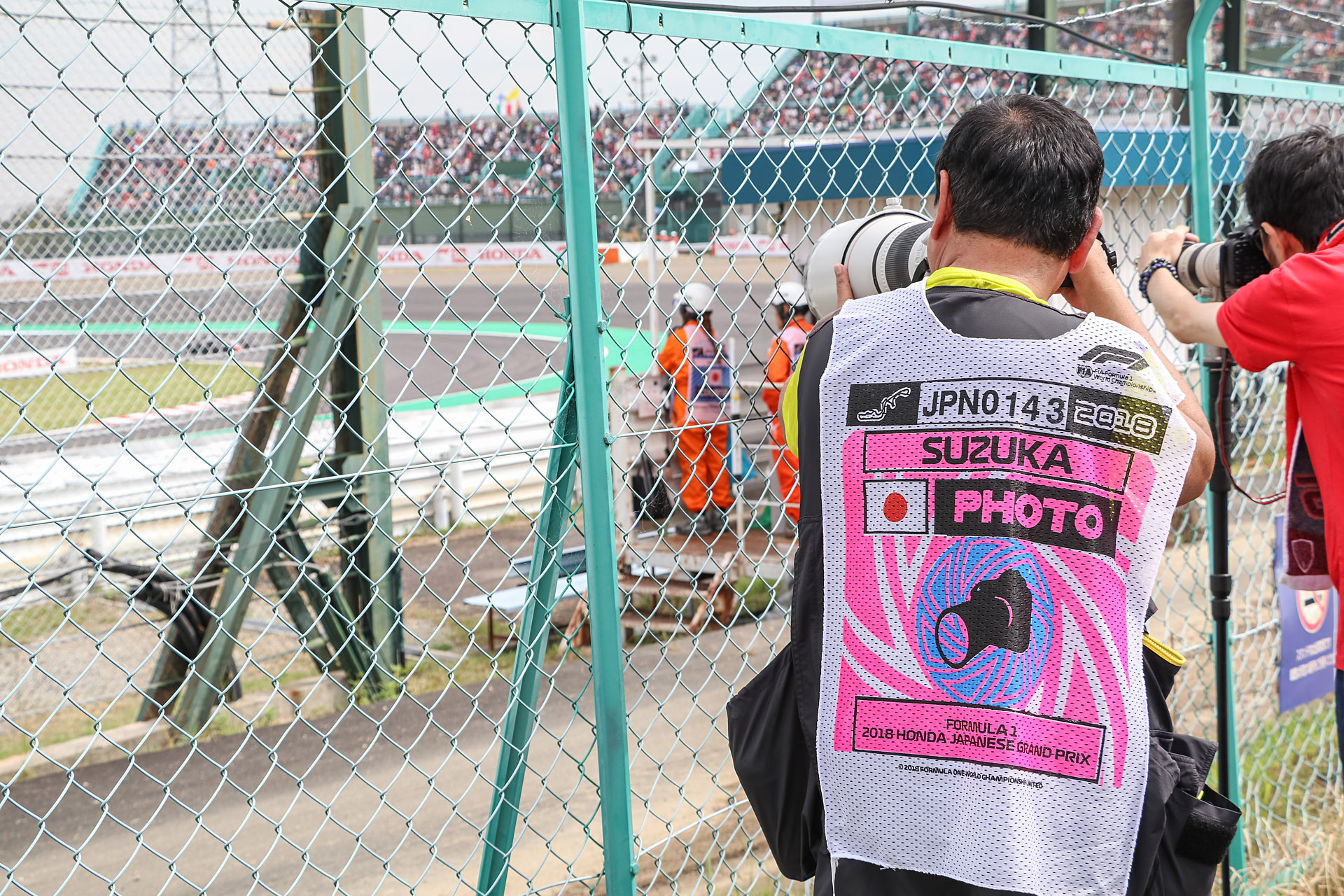 C席スタンド最下段、2コーナーポスト付近から金網越しに撮影