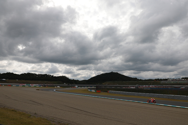 元画像。空に露出を合わせるとマシンがややアンダーとなる