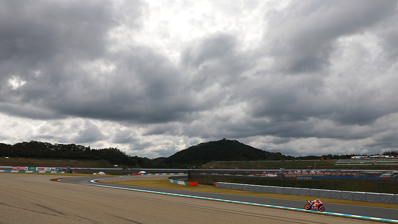 空の部分はそのまま、地上部分をPhotoshopで明るめに調整した