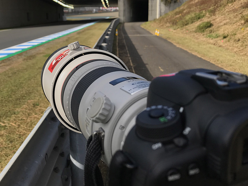 フード固定のネジをやや左にした（MotoGPにて）