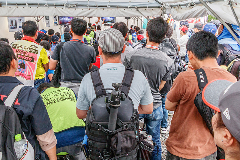 用意された100席のイスは満席。筆者（立ち見の左端）はその後ろで聞くことにした。気付くと背後にも参加者が大勢いたので、後半はテントの外に移動した