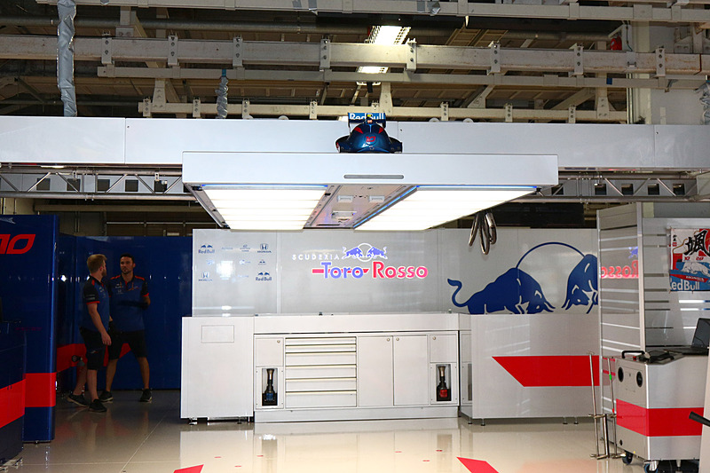 トロロッソ・ホンダのピットに飾られたかぶり物