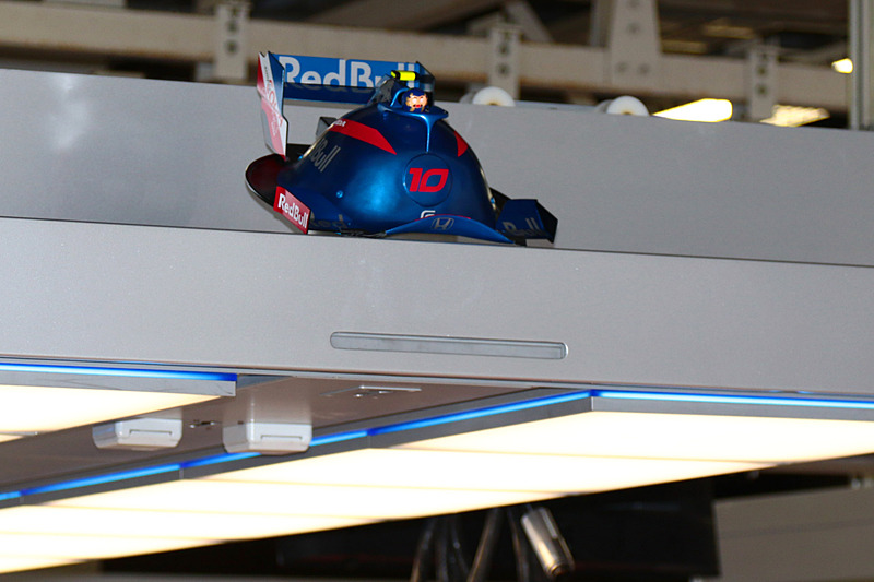 トロロッソ・ホンダのピットに飾られたかぶり物