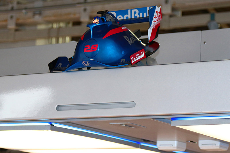 トロロッソ・ホンダのピットに飾られたかぶり物