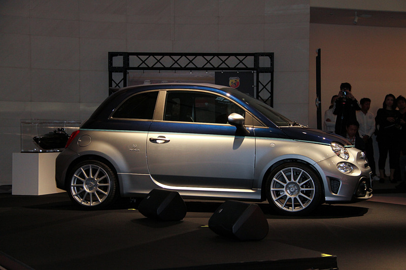 695 リヴァーレのボディサイズはクーペ、カブリオレともに3660×1625×1505mm（全長×全幅×全高）、ホイールべースは2300mm。車両重量はクーペが1120kg、カブリオレが1160kg