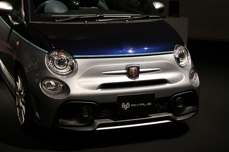 ボディカラーに専用の「Bicolore Blu/Grigio Riva（ブルー/グレー）」を用いるとともに、アクセントラインとしてアクアマリンを採用。足下は専用の17インチホイールにミシュラン「パイロットスポーツ 3」（205/40 R17）の組み合わせ。アクラポビッチ製のカーボン仕上げハイパフォーマンスエキゾーストシステムも特徴的