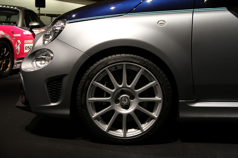 ボディカラーに専用の「Bicolore Blu/Grigio Riva（ブルー/グレー）」を用いるとともに、アクセントラインとしてアクアマリンを採用。足下は専用の17インチホイールにミシュラン「パイロットスポーツ 3」（205/40 R17）の組み合わせ。アクラポビッチ製のカーボン仕上げハイパフォーマンスエキゾーストシステムも特徴的