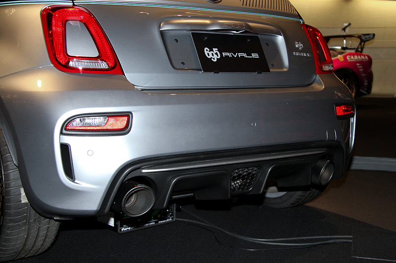 ボディカラーに専用の「Bicolore Blu/Grigio Riva（ブルー/グレー）」を用いるとともに、アクセントラインとしてアクアマリンを採用。足下は専用の17インチホイールにミシュラン「パイロットスポーツ 3」（205/40 R17）の組み合わせ。アクラポビッチ製のカーボン仕上げハイパフォーマンスエキゾーストシステムも特徴的