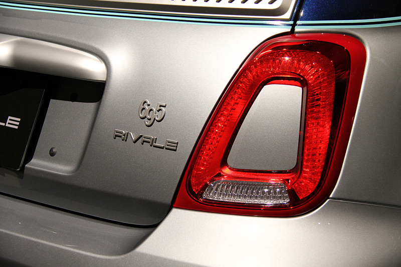 ボディカラーに専用の「Bicolore Blu/Grigio Riva（ブルー/グレー）」を用いるとともに、アクセントラインとしてアクアマリンを採用。足下は専用の17インチホイールにミシュラン「パイロットスポーツ 3」（205/40 R17）の組み合わせ。アクラポビッチ製のカーボン仕上げハイパフォーマンスエキゾーストシステムも特徴的