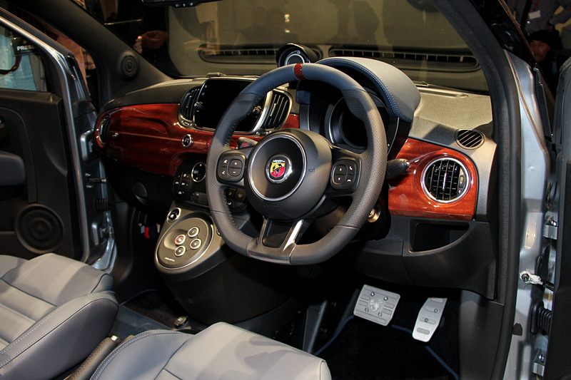 インテリアではブルーレザーを用いたシートやメーターフードを採用するとともに、ダッシュボードやステアリングホイールの一部に「マホガニー」をあしらうことでラグジュアリーボートを想起させるデザインに仕上げた