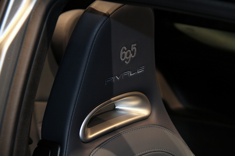 インテリアではブルーレザーを用いたシートやメーターフードを採用するとともに、ダッシュボードやステアリングホイールの一部に「マホガニー」をあしらうことでラグジュアリーボートを想起させるデザインに仕上げた