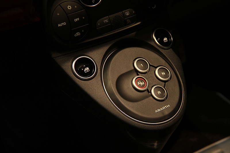 インテリアではブルーレザーを用いたシートやメーターフードを採用するとともに、ダッシュボードやステアリングホイールの一部に「マホガニー」をあしらうことでラグジュアリーボートを想起させるデザインに仕上げた