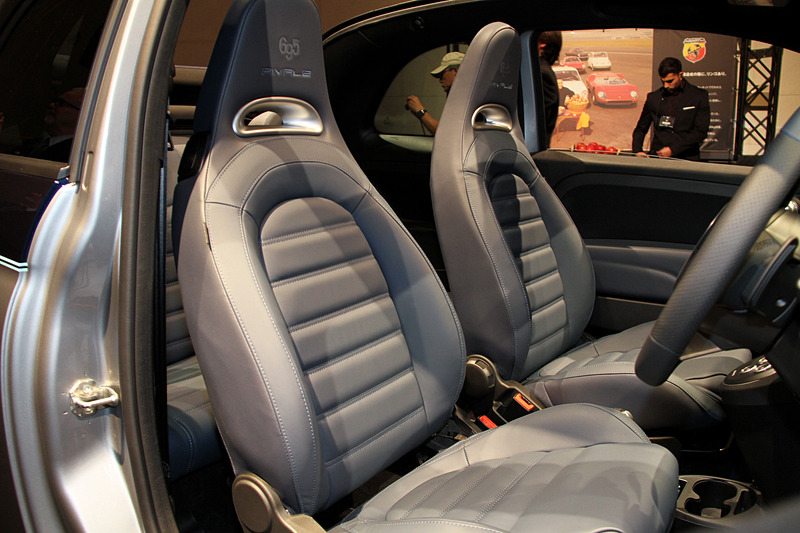 インテリアではブルーレザーを用いたシートやメーターフードを採用するとともに、ダッシュボードやステアリングホイールの一部に「マホガニー」をあしらうことでラグジュアリーボートを想起させるデザインに仕上げた