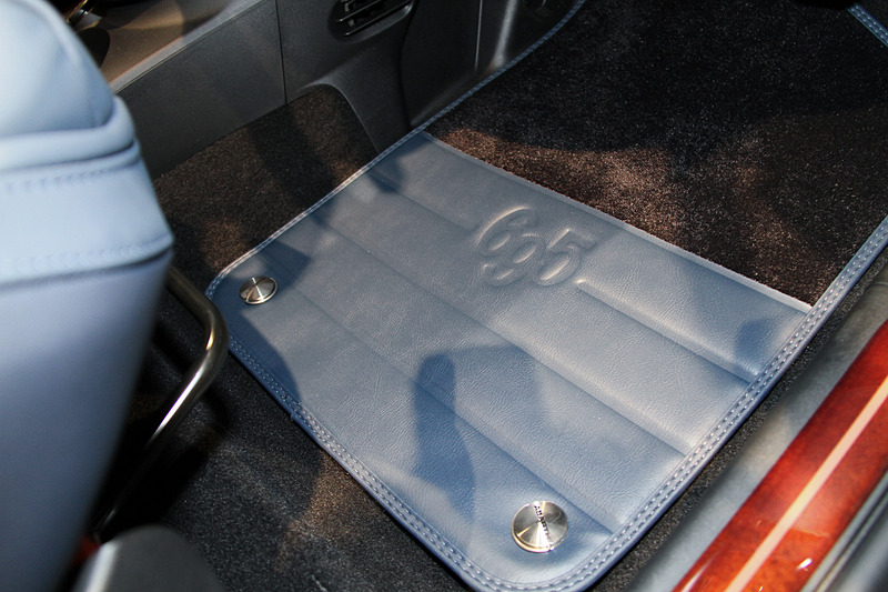 インテリアではブルーレザーを用いたシートやメーターフードを採用するとともに、ダッシュボードやステアリングホイールの一部に「マホガニー」をあしらうことでラグジュアリーボートを想起させるデザインに仕上げた