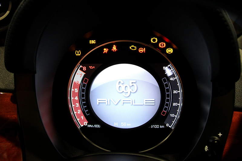 インテリアではブルーレザーを用いたシートやメーターフードを採用するとともに、ダッシュボードやステアリングホイールの一部に「マホガニー」をあしらうことでラグジュアリーボートを想起させるデザインに仕上げた