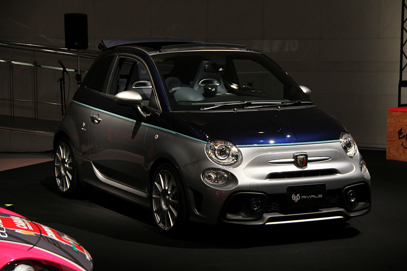 695 リヴァーレのボディサイズはクーペ、カブリオレともに3660×1625×1505mm（全長×全幅×全高）、ホイールべースは2300mm。車両重量はクーペが1120kg、カブリオレが1160kg