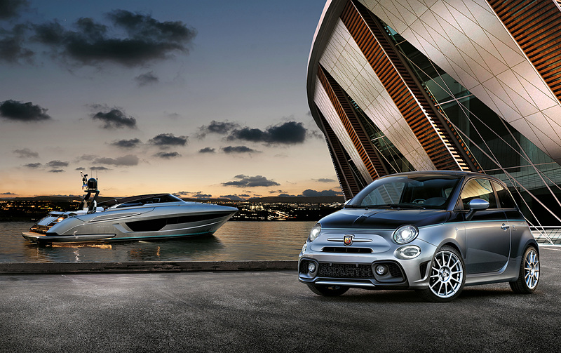 695 リヴァーレはリーヴァ製の最新鋭56フィート・フライブリッジボート「リヴァーレ」からインピレーションを受けて内外装をデザイン。ボートのリヴァーレの価格は約2億円とのこと